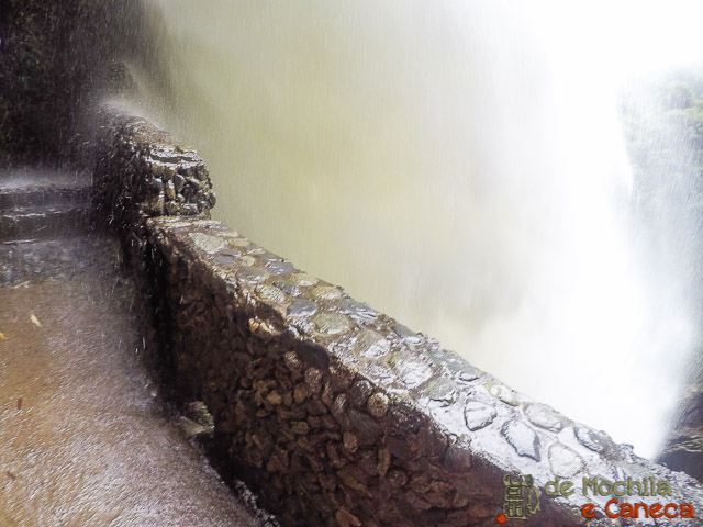 Vista a partir do mirante inferior com a cachoeira caindo bem ao lado. Vista a partir do mirante inferior com a cachoeira caindo bem ao lado.