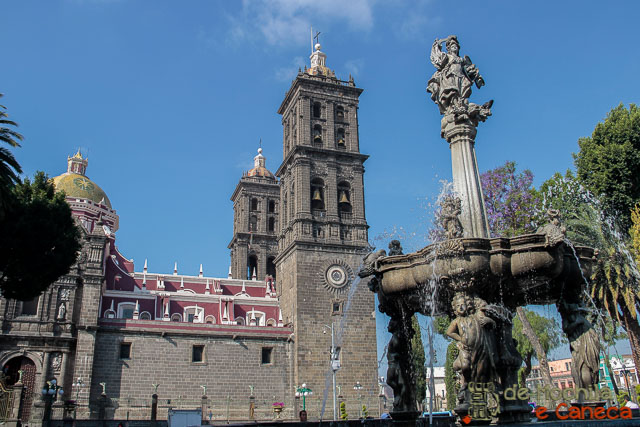 A Catedral é o prédio mais imponente do Zócalo de Puebla. A Catedral é o prédio mais imponente do Zócalo de Puebla.