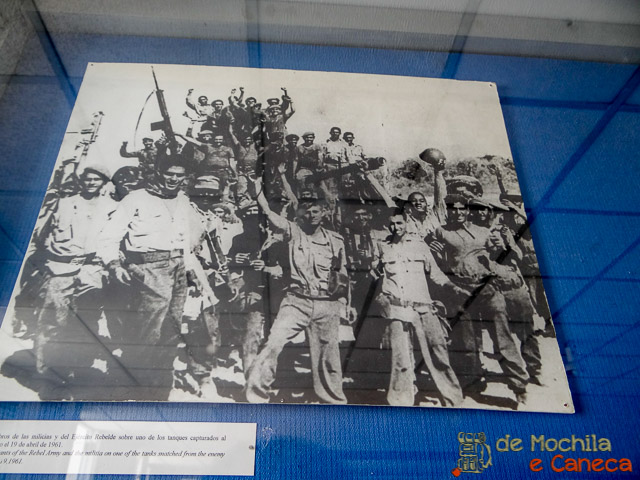 Foto dos revolucionários após a vitória. Foto dos revolucionários após a vitória. Museo de la Revolución.