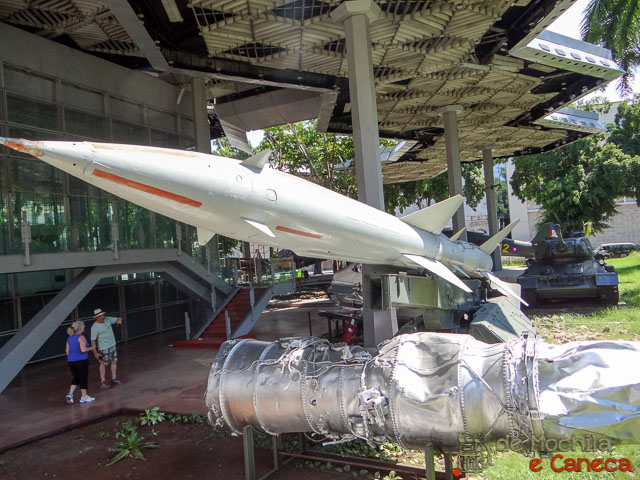 Veículos militares e pedaços de aviões estadunidenses derrubados por Cuba. Veículos militares e pedaços de aviões estadunidenses derrubados por Cuba.