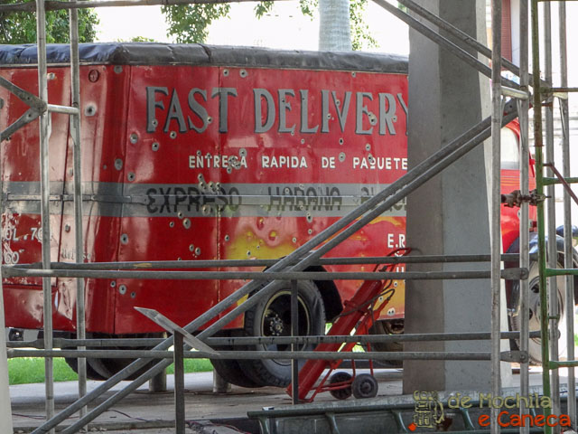 Carro alvejado usado na tentativa de invasão do Palácio Presidencial de 1957. Carro alvejado usado na tentativa de invasão do Palácio Presidencial de 1957. Museo de la Revolución.