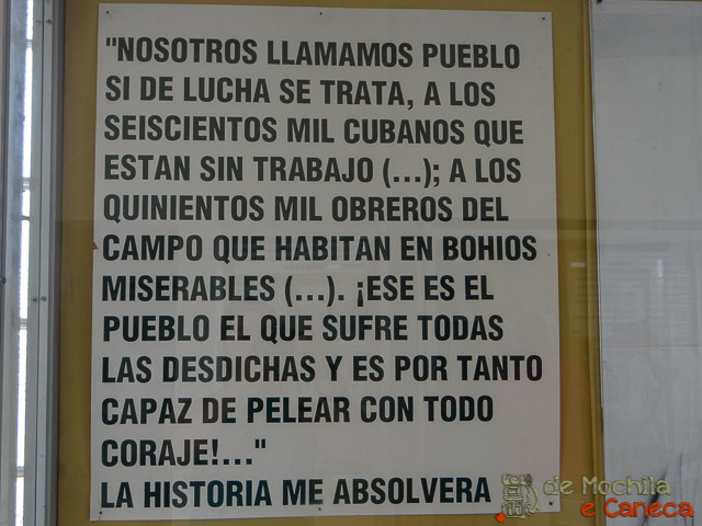 Grande parte das informações é exposta através de cartazes. Museu da Revolução - Museo de la Revolución.