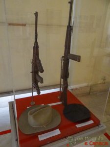 Armas e chapéus dos revolucionários mais famosos. Armas e chapéus dos revolucionários mais famosos.