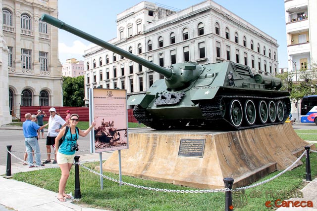 SAU-100 usado por Fidel Castro em Playa Girón. SAU-100 usado por Fidel Castro em Playa Girón. Museo de la Revolución.