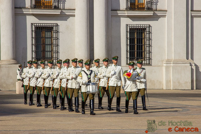Militares que deixaram o turno saem do interior do Palácio. 