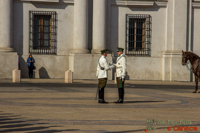 Oficiais formalizam a troca da guarda. 