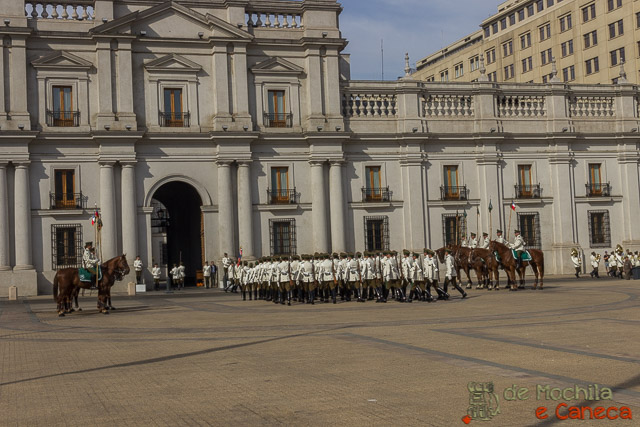 Os soldados do turno novo entram ao Palácio. 