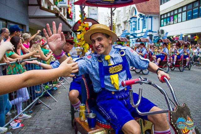 Desfile Oktoberfest Blumenau.