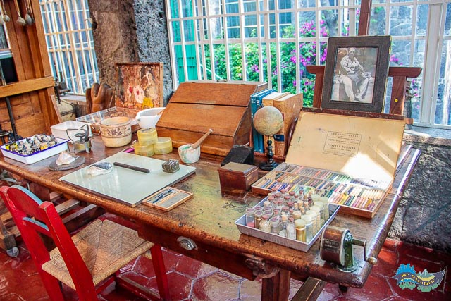 Objetos no estúdio da artista. Frida Kahlo