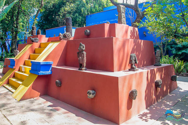 Pirâmide no jardim do Museu de Frida Kahlo. Museu de Frida Kahlo