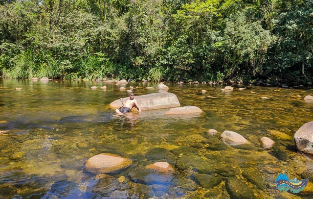 Cervejinha na água cristalina de um recanto de Morretes. O que fazer em Morretes: Rio