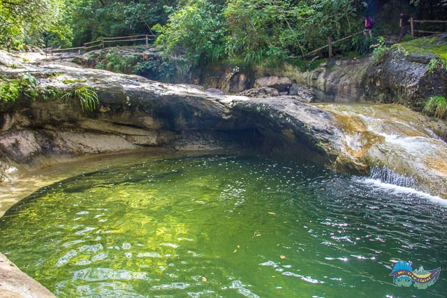 Piscinas fundas. Piscina natural e cachoeira. Piscinas fundas.