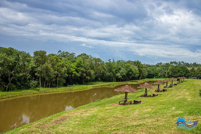 Lagoa e quiosques e churrasqueiras. Salto Santa Rosa - Tibagi. 