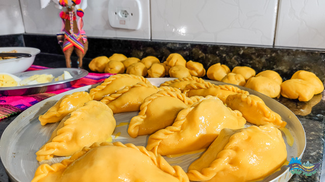 Saltenhas Bolivianas prontas pra ir para o forno. Saltenhas Bolivianas - Forma