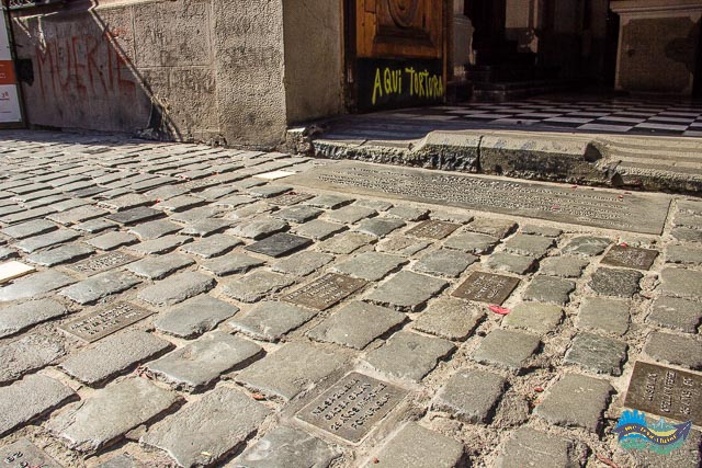 Placas com nomes de detentos mortos e desaparecidos.