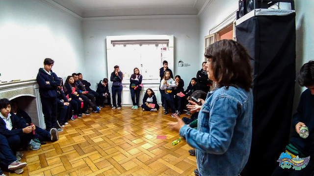 Estudantes ouvindo explicações sobre a Casa Londres 38. 