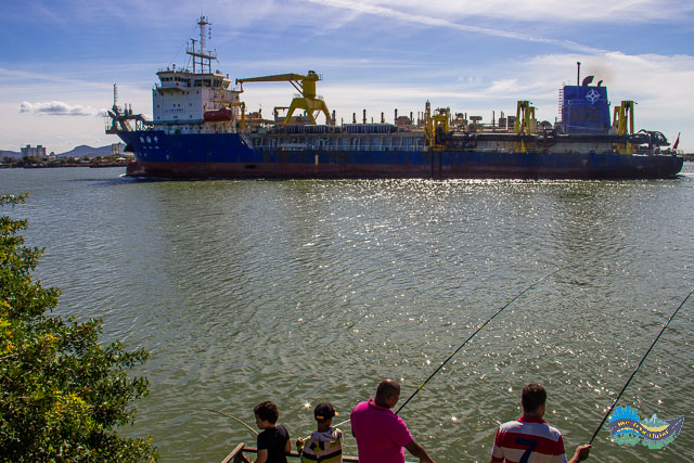 Molhes da barra - pescadores e navio