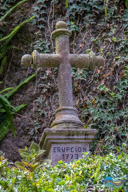 Cruz em homenagem aos mortos pela erupção. 