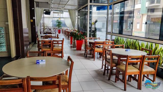 Ambiente externo do restaurante em Laguna