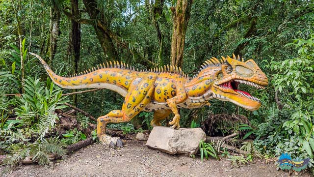 Dinossauro em frente ao parque. 