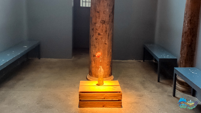 A flor sobre um caixote de madeira A flor sobre um caixote de madeira - Memorial da Resistência de São Paulo