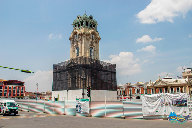 Praça em obras no dia de nossa visita. 