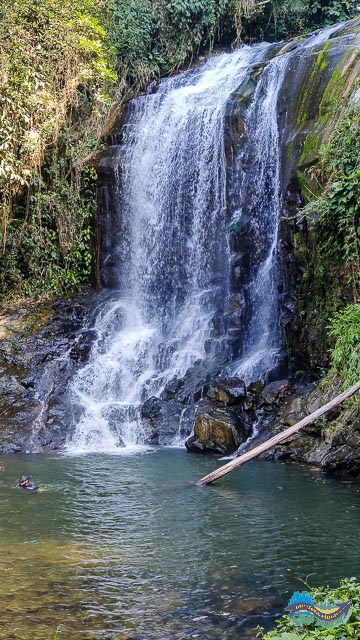 Sem sol. Cachoeira com água fria e mais escura.