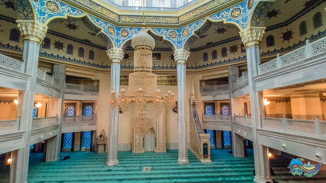 Interior da Grande Mesquita de Moscou. 