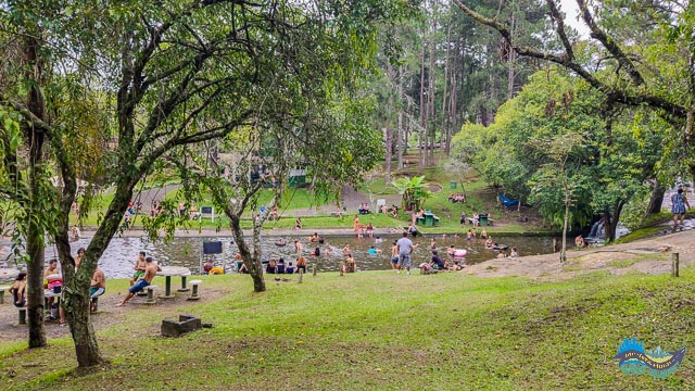 É possível ver as churrasqueiras ao lado esquerdo inferior e do outro lado da piscina, são várias. Churrasqueiras - Recanto dos Papagaios