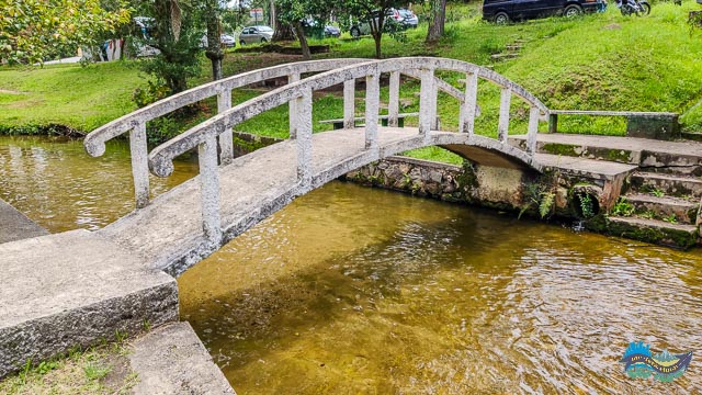 Ponte sobre riacho no Recanto dos Papagaios. Rio
