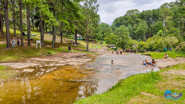 Vista parcial. Rio refrescante.