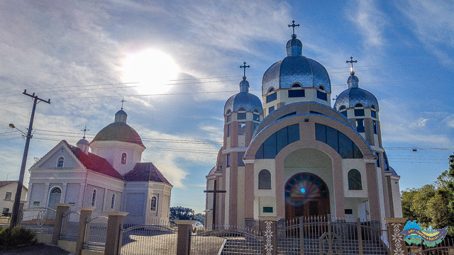 Igreja antiga ao lado da igreja nova.
