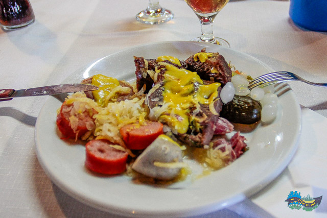 Comida típica alemã no Restaurante WundeWald. 