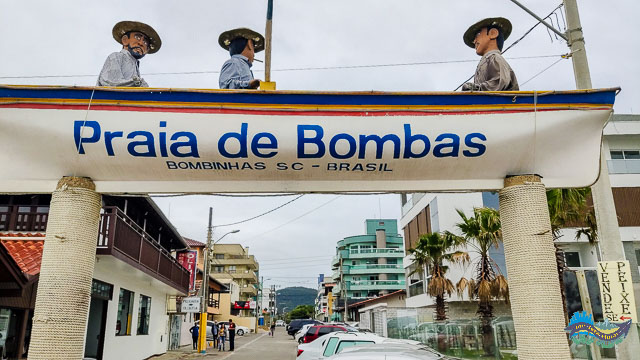 Praia de Bombas - Homenagem aos pescadores Praia de Bombas - Monumento aos pescadores - barco.
