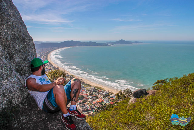A Praia de Canto Grande lá em baixo. O que fazer em Bombinhas - Vista do Canto Grande a partir do Morro do Macaco.