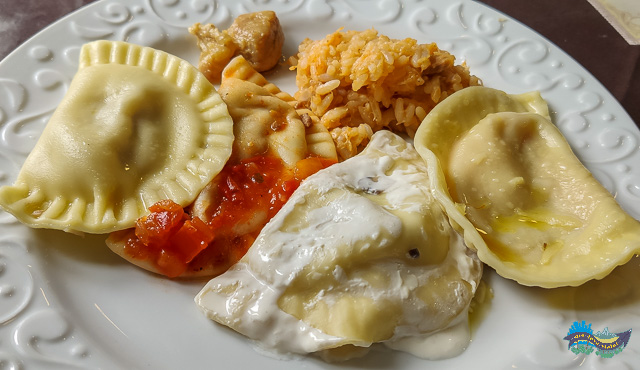 Diferentes sabores de pierogis. Pierogis comida típica polonesa.