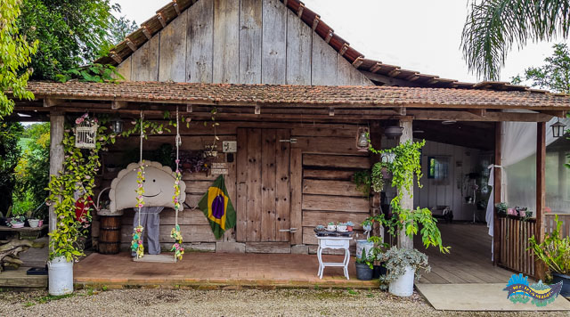 Casa centenária de imigrantes que funciona como loja de produtos artesanais. Casa típica de imigrantes poloneses na Colônia Murici.