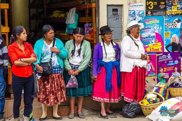 Cholitas no Ponto de ônibus 