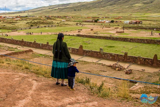 Cholita observando o sítio arqueológico.