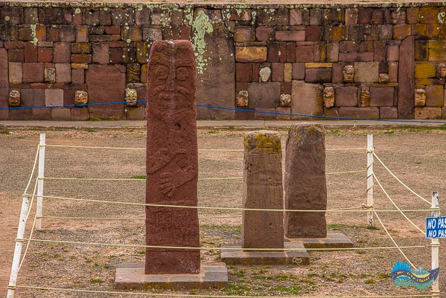 Monólitos e as cabeças ao fundo. 