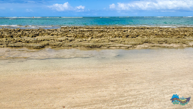 Piscina natural à beira da praia.