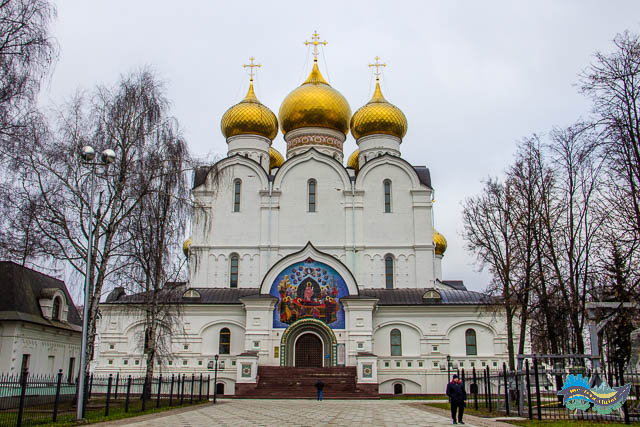 Catedral da Assunção - Yaroslavl Catedral de Yaroslavl - Igreja imponente com cúpulas douradas.
