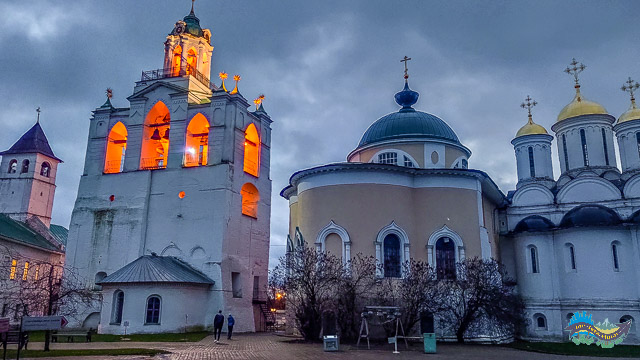 Campanário e igrejas no interior da Catedral de Assunção, em Yaroslavl.