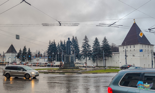 Estátua do príncipe Yaroslavl. Estátua do príncipe Yaroslavl e muralhas do antigo monastério.