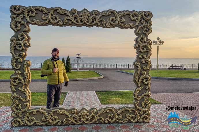 Moldura com lago Nero aos fundos no Parque da Cidade em Rostov. 