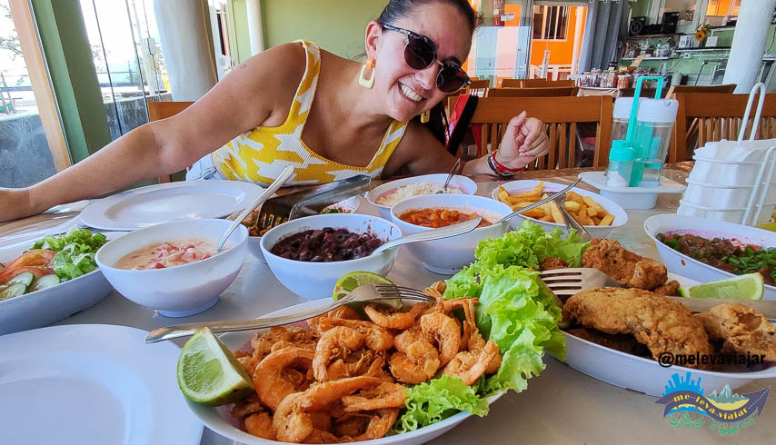 Almoço no Restaurante da Mary, na Ilha do Amparo.
