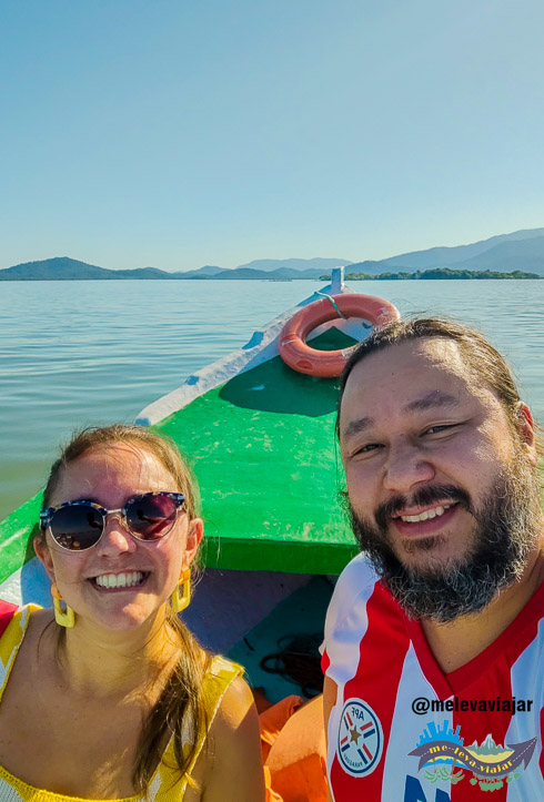 Travessia de barco até a Ilha do Amparo, em Paranaguá.