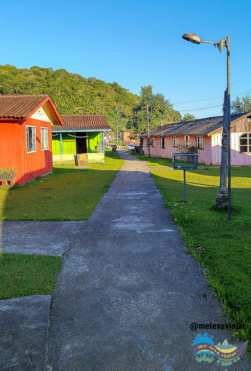 Casas e caminho para trilhar entre o vilarejo.
